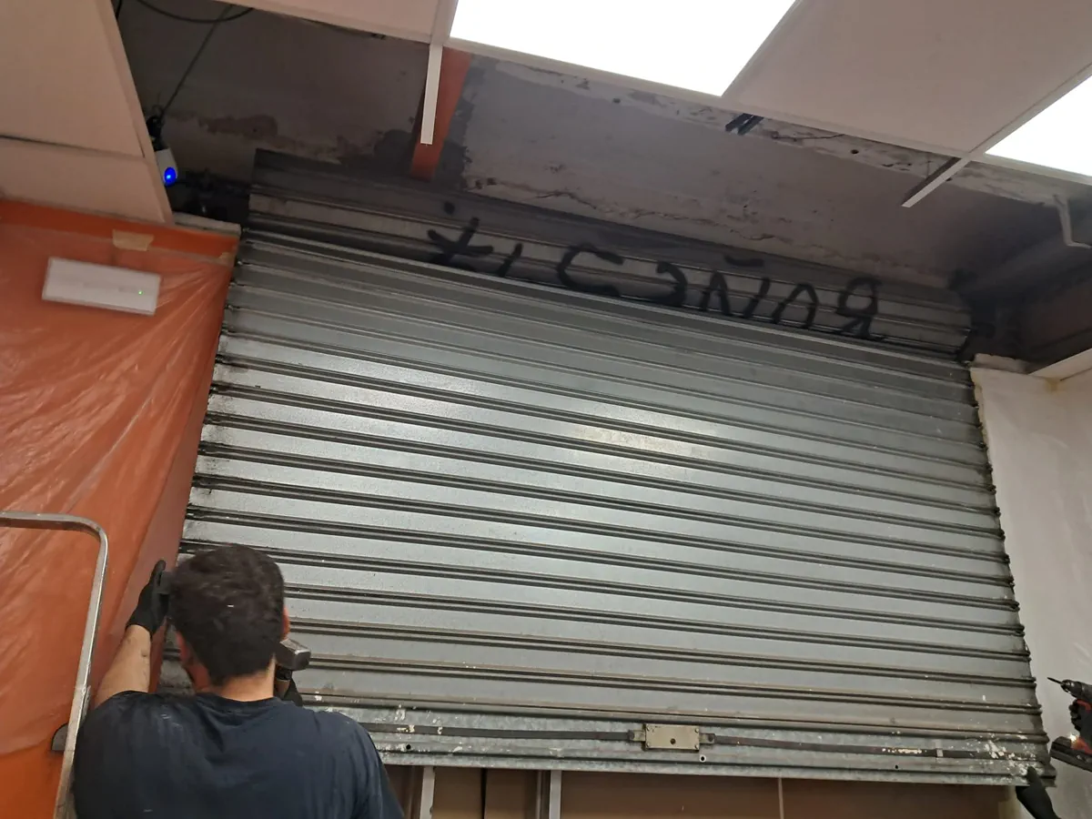 Montaje de una persiana metálica galvanizada en un local
